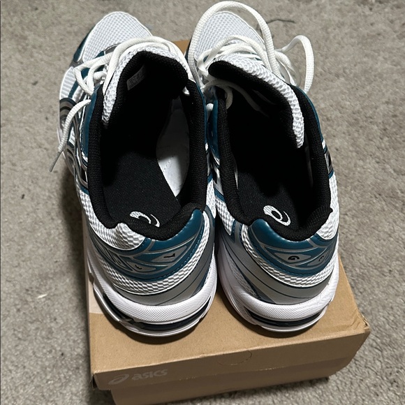 ASICS Men's White and Teal Athletic Shoes - Picture 6 of 8